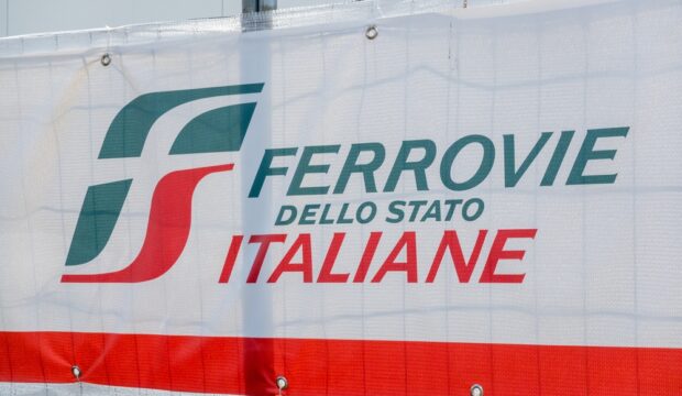 Treno in movimento su un binario