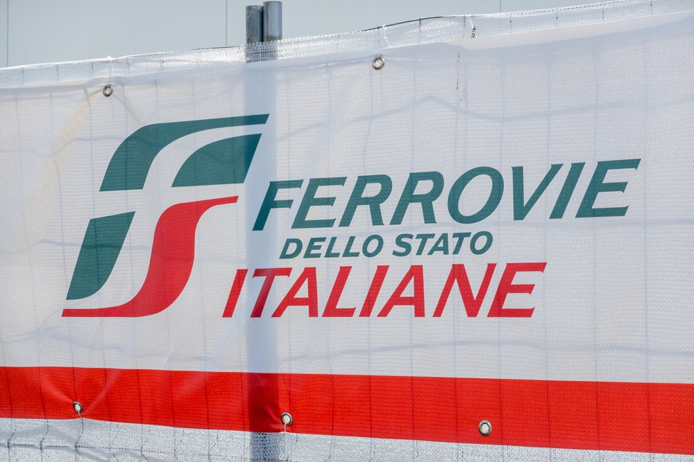 Treno in movimento su un binario