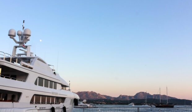 Immagine di un superyacht in metallo