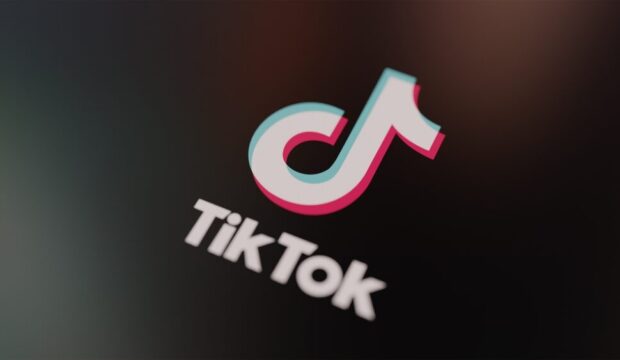 Screenshot dell'interfaccia di TikTok con contenuti generati dall'IA