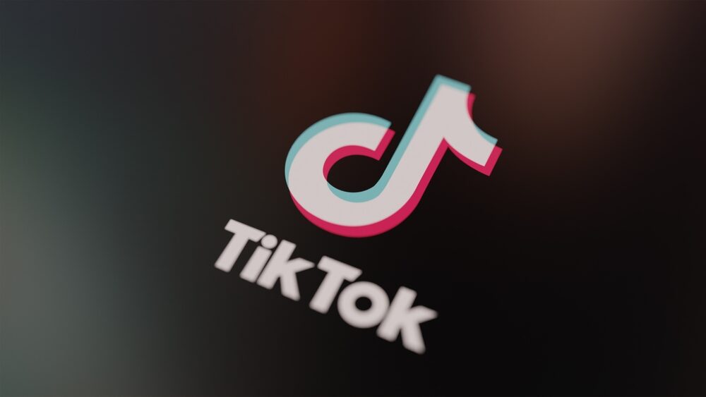 Screenshot dell'interfaccia di TikTok con contenuti generati dall'IA