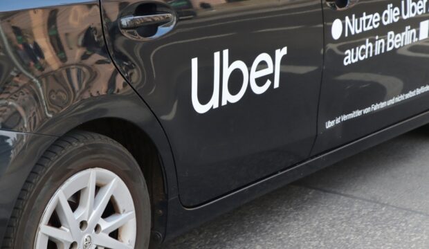 Dibattito sui robotaxi tra Uber e Waymo