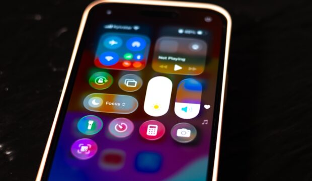 Screenshot di iOS 27 con Siri AI