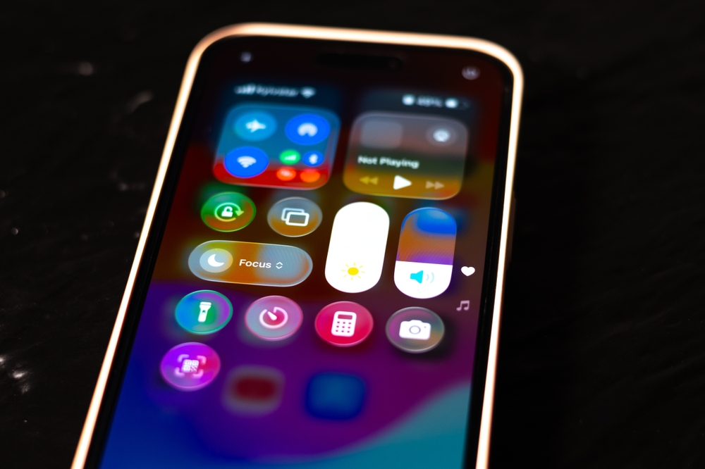 Screenshot di iOS 27 con Siri AI