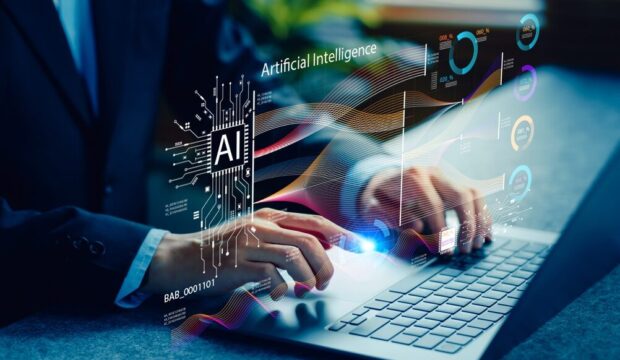Lavoratori addestrano chatbot in ufficio