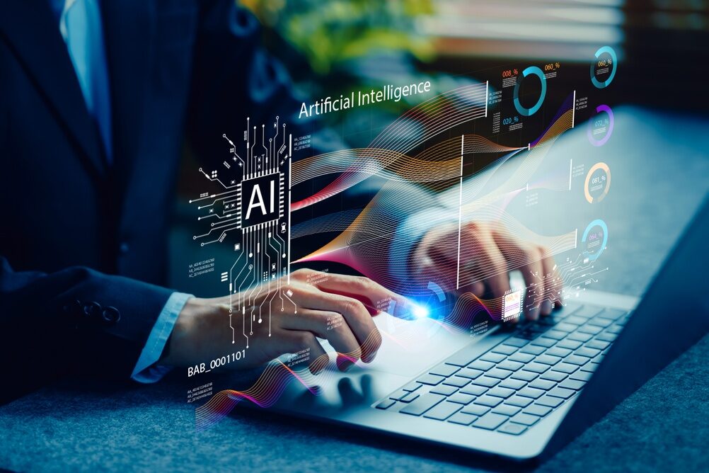Lavoratori addestrano chatbot in ufficio