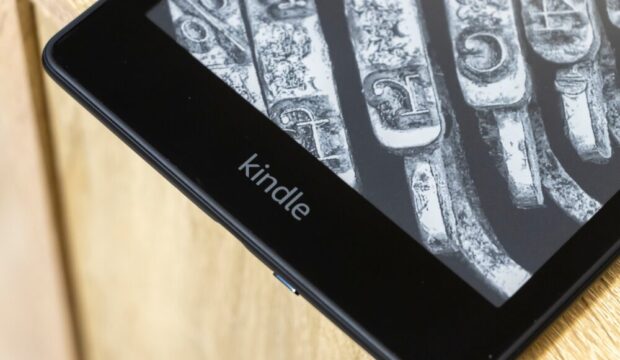 Kindle Paperwhite trasformato in assistente da scrivania
